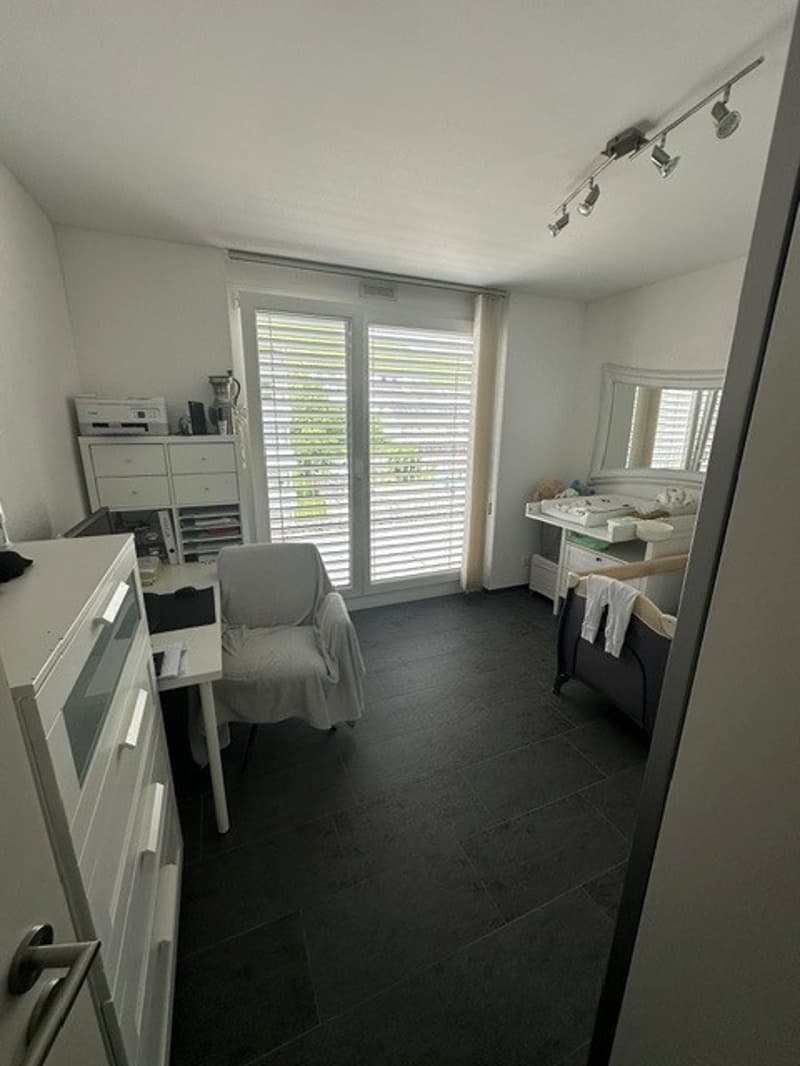 Ein Zimmer wird zurzeit als Büro genutzt.
