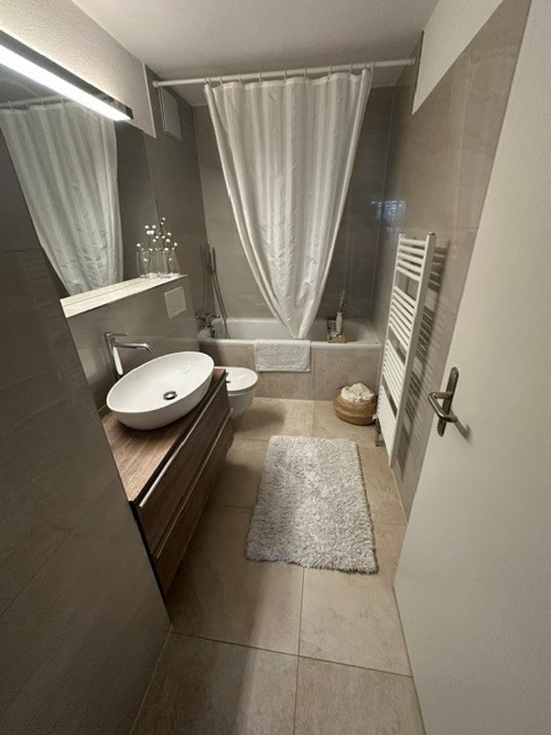 Bad mit Wanne, WC, Lavabo