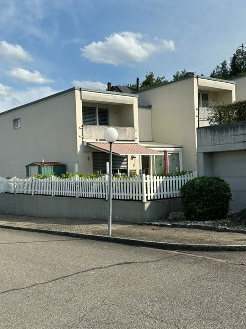 Ansicht vom Aussenparkplatz her (Sackgasse)