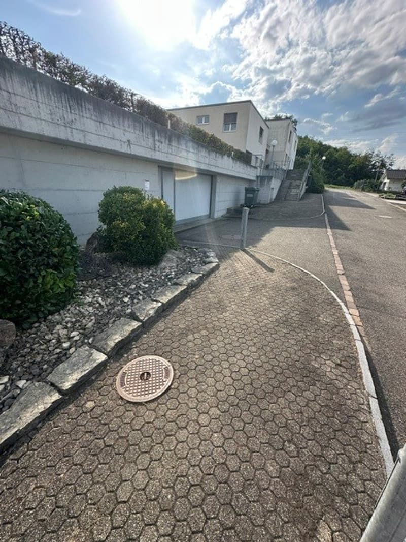 Eingang Tiefgarage ca 30 m vom Haus