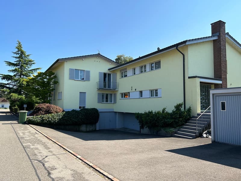 Hausansicht mit Vorplatz