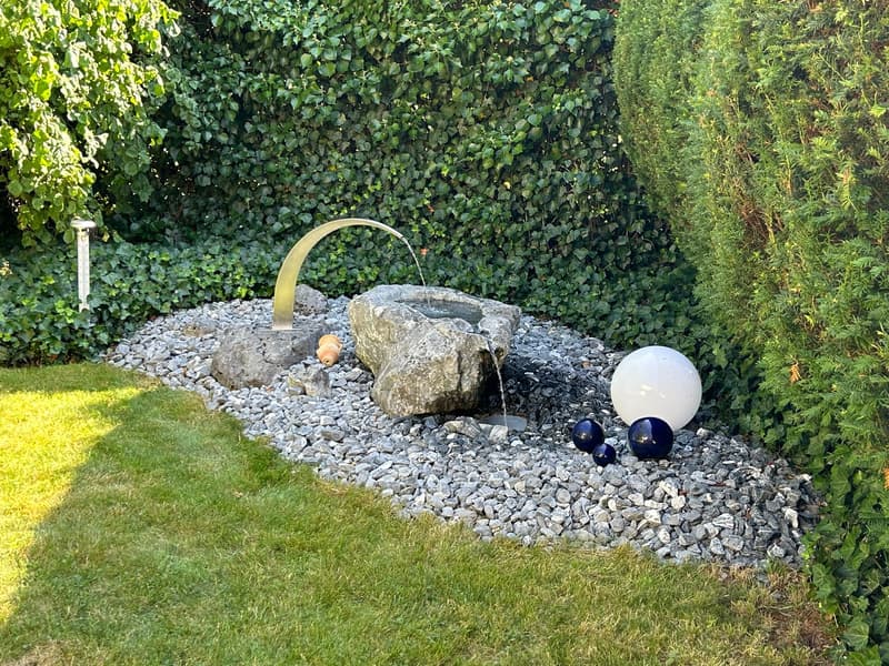 Idyllischer Brunnen im Garten