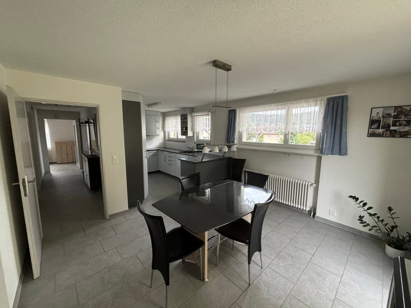 Esszimmer und moderne Küche in der Wohnung