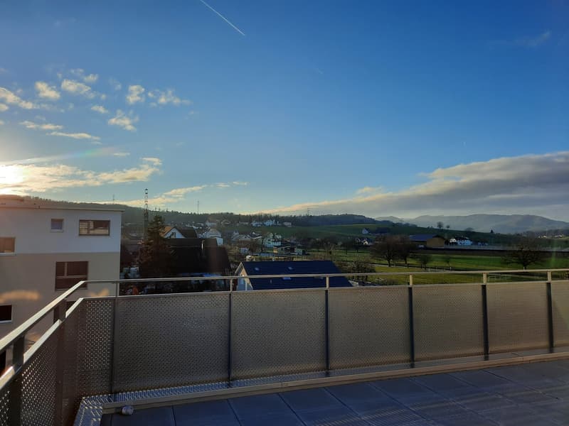 Nachmieter gesucht: Helle 5.5-Zimmer-Wohnung mit Balkon und Weitsicht in Lupfig (2)