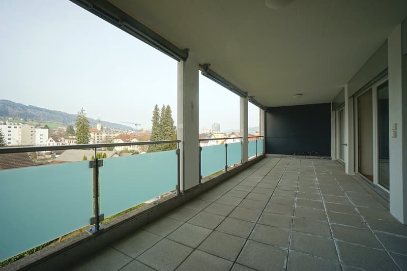 Well-maintained 3.5-room apartment on the 2nd floor in a central location with balcony and panoramic view (9)