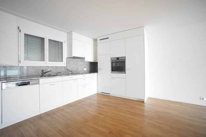 Well-maintained 3.5-room apartment on the 2nd floor in a central location with balcony and panoramic view (3)