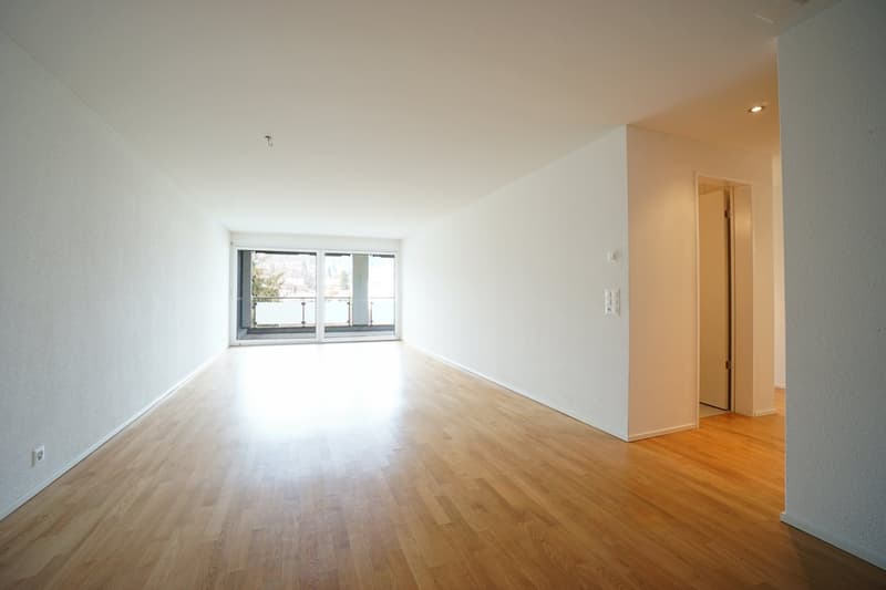 Well-maintained 3.5-room apartment on the 2nd floor in a central location with balcony and panoramic view (2)