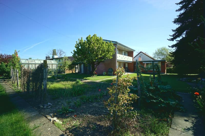 Idyllic 5.5-room single-family house with well-kept surroundings, biotope, and garage (4)