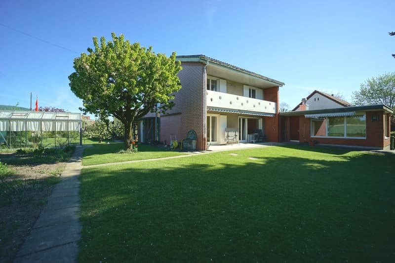 Idyllic 5.5-room single-family house with well-kept surroundings, biotope, and garage (1)