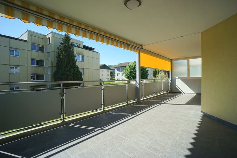Bel appartement 5.5 pièces au 1er étage avec balcon, local de cave et deux places de parking (12)