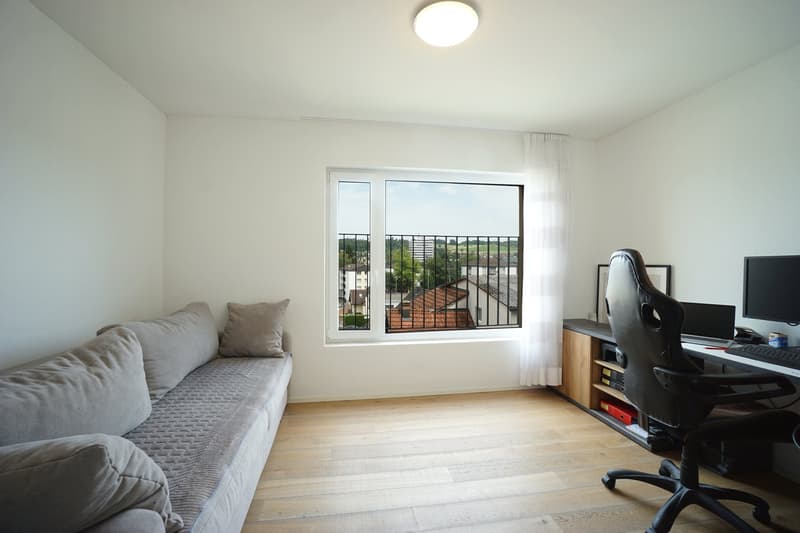 Moderne 4.5-Zimmerwohnung im 2. OG mit Loggia, zwei Parkplätze und Kellerabteil (6)