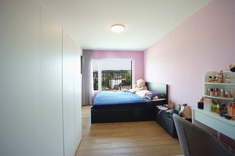 Moderne 4.5-Zimmerwohnung im 2. OG mit Loggia, zwei Parkplätze und Kellerabteil (7)