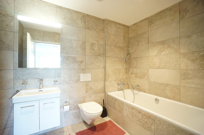 Moderne 4.5-Zimmerwohnung im 2. OG mit Loggia, zwei Parkplätze und Kellerabteil (9)
