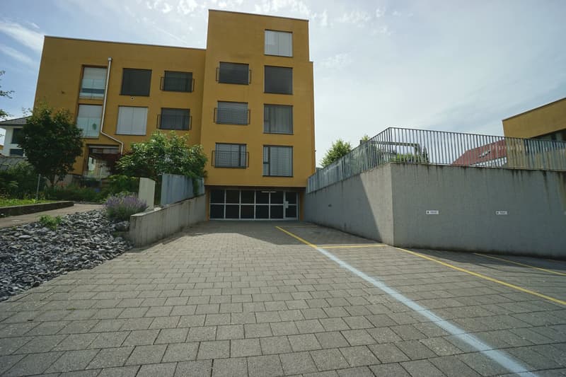 Moderne 4.5-Zimmerwohnung im 2. OG mit Loggia, zwei Parkplätze und Kellerabteil (12)