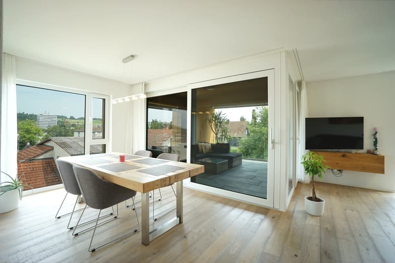 Moderne 4.5-Zimmerwohnung im 2. OG mit Loggia, zwei Parkplätze und Kellerabteil (4)