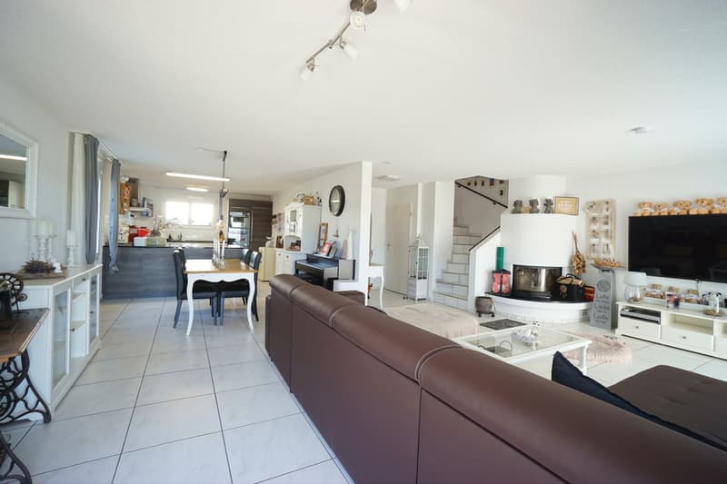 Sunny 5.5-room semi-detached house with spacious garden, hobby room, and garage (9)