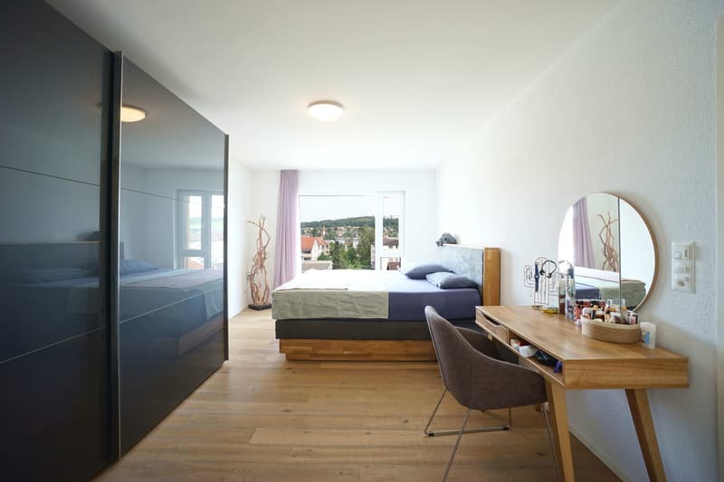 Stilvolle 4.5-Zimmerwohnung im 2. OG mit lichtdurchfluteten Räumen und sonniger Loggia (8)