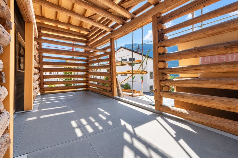 Grosszügige Loggia mit attraktivem Ausblick Richtung Golfplatz