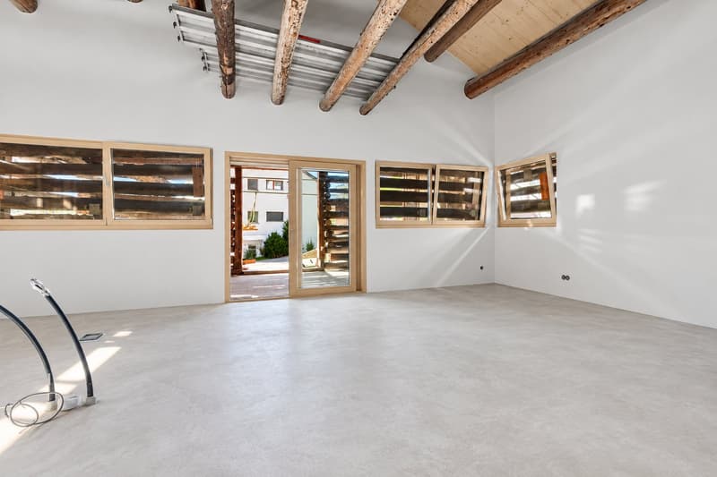 Grosszügiges Wohnzimmer mit Ausgang zu Loggia