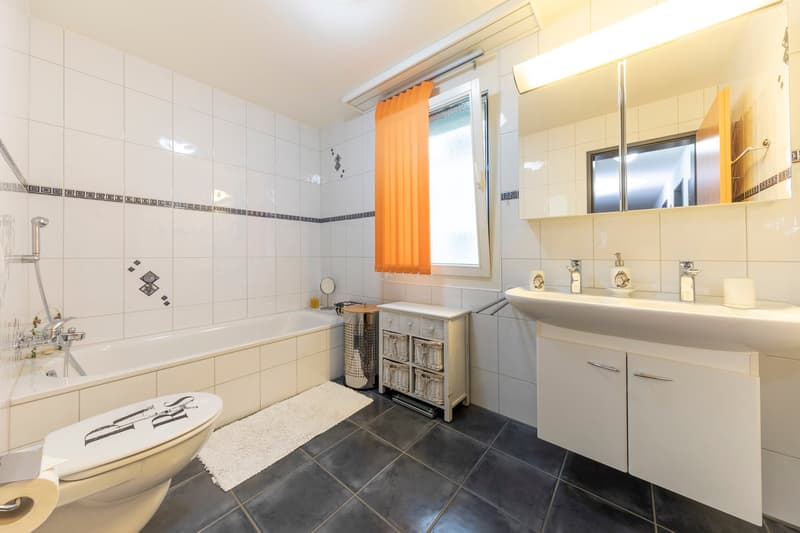 Badezimmer mit Badewanne, WC und Doppellavabo