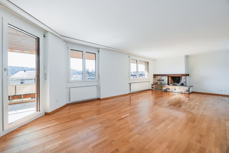 Grosses Wohnzimmer mit direktem Ausgang auf den gedeckten Balkon