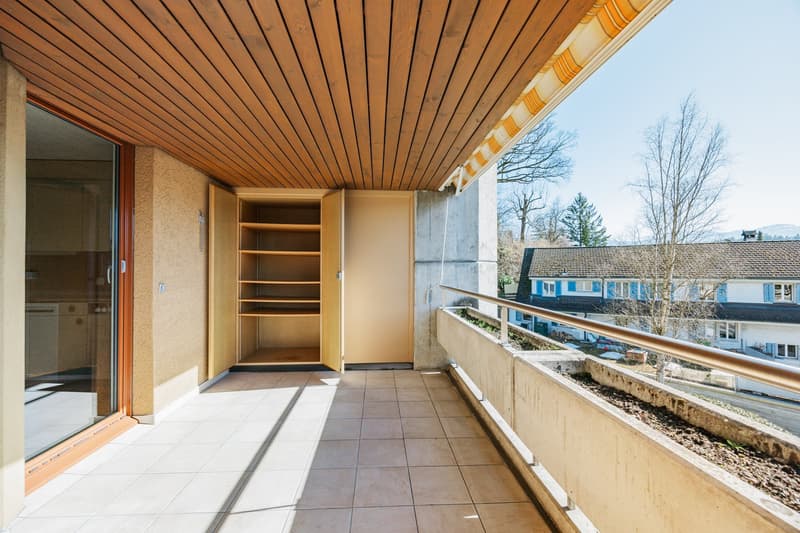mit praktischem Einbauschrank/Stauraum