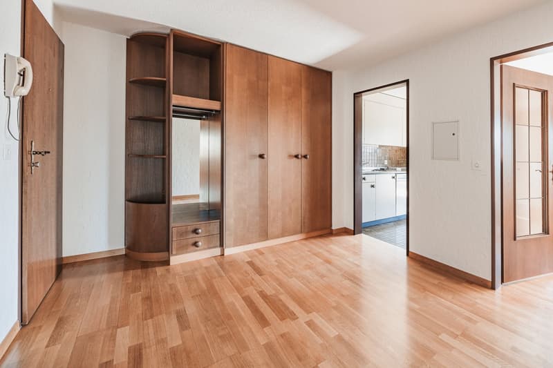 Entrée mit Blick in die Küche und Wohnzimmer