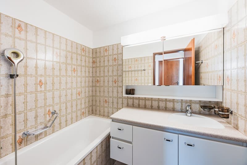 Badezimmer mit Badewanne und Lavabo