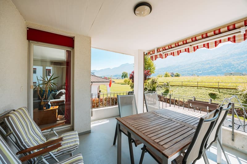 Sonniger, gedeckter Balkon mit Privatsphäre