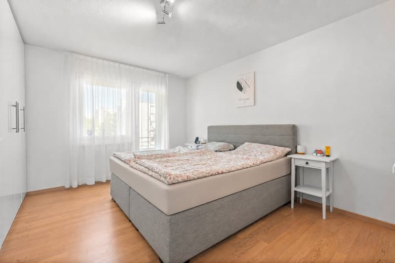 Schlafzimmer mit Zugang zum kleinen Balkon