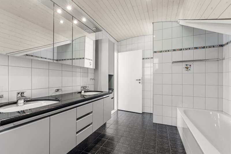 Ensuite-Bad mit Badewanne, WC und Doppellavabo