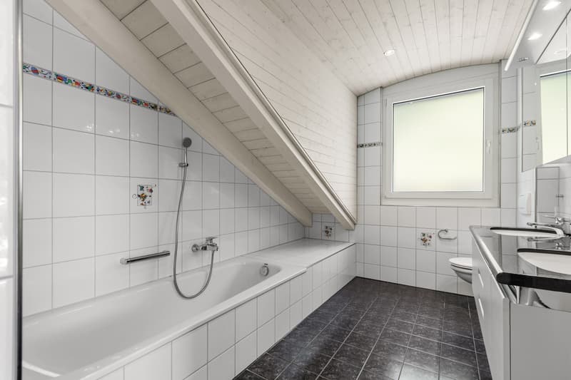 Ensuite-Bad mit Badewanne, WC und Doppellavabo