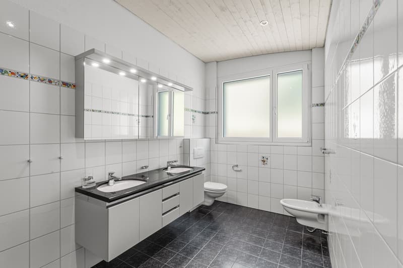 Helles Badezimmer mit Dusche, WC, Doppellavabo und Bidet
