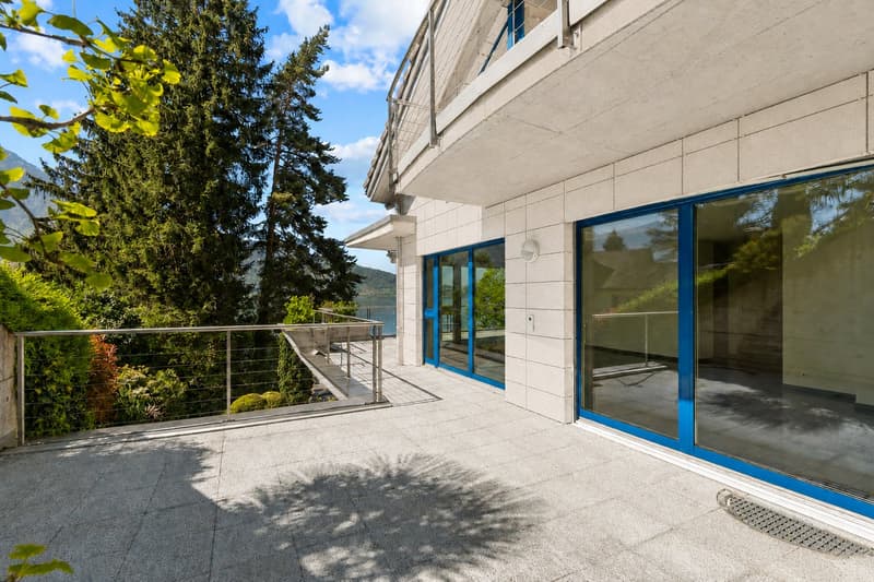 Seitliche Terrasse mit Zugang zum 2. Abstellraum
