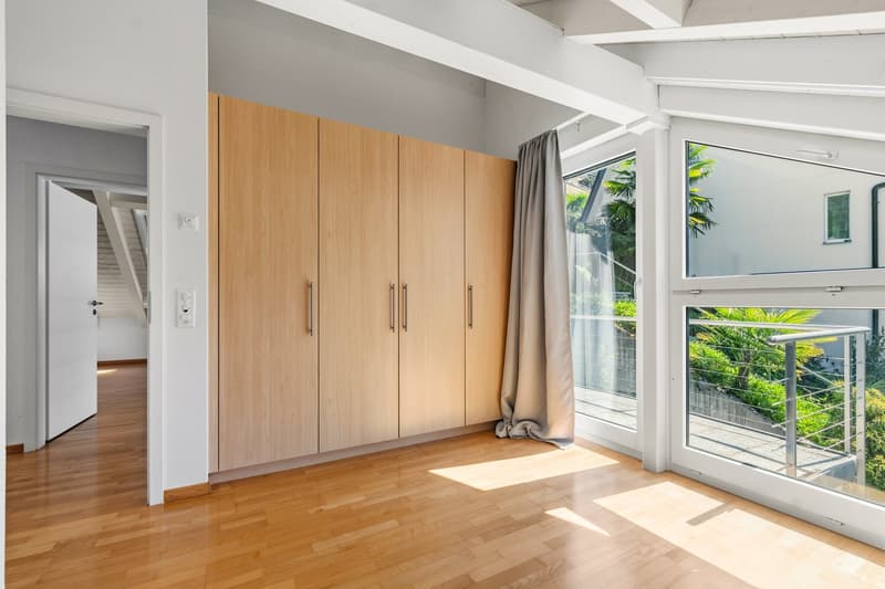 Zimmer 3 mit Zugang zur Terrasse und integriertem Einbauschrank