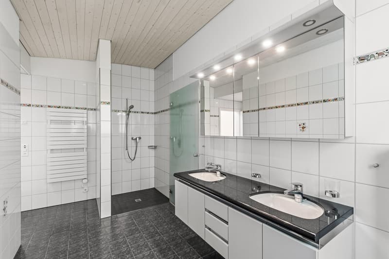 Helles Badezimmer mit Dusche, WC, Doppellavabo und Bidet