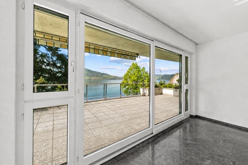 Zugang zur grosszügigen Terrasse