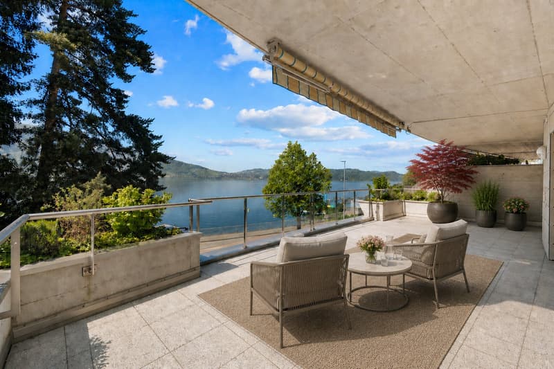 Grosse, überdachte Terrasse mit wunderbarer See- und Bergsicht / Möblierungsvorschlag