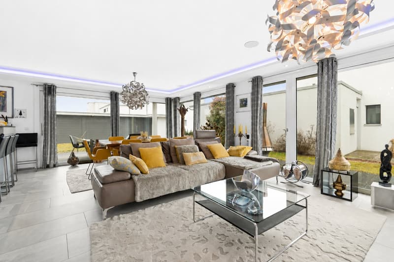 Helles Wohnzimmer mit Zugang zum Garten