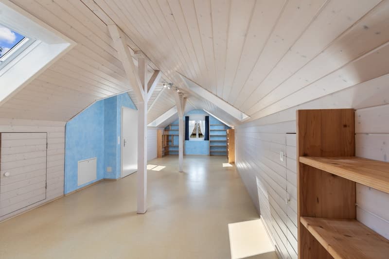 Dachzimmer ca. 80m2 mit viel Licht - vielfältige Nutzungsmöglichkeiten