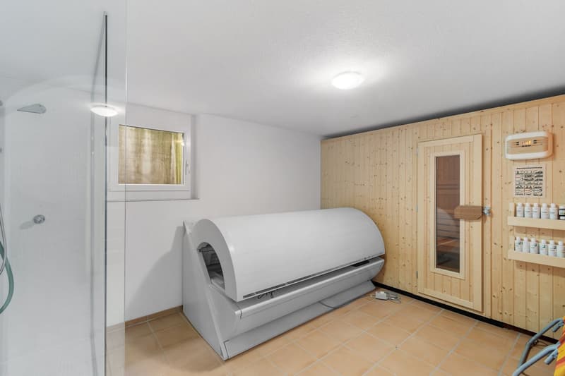 Im UG Wellnessbereich mit Solarium, Sauna und Dusche