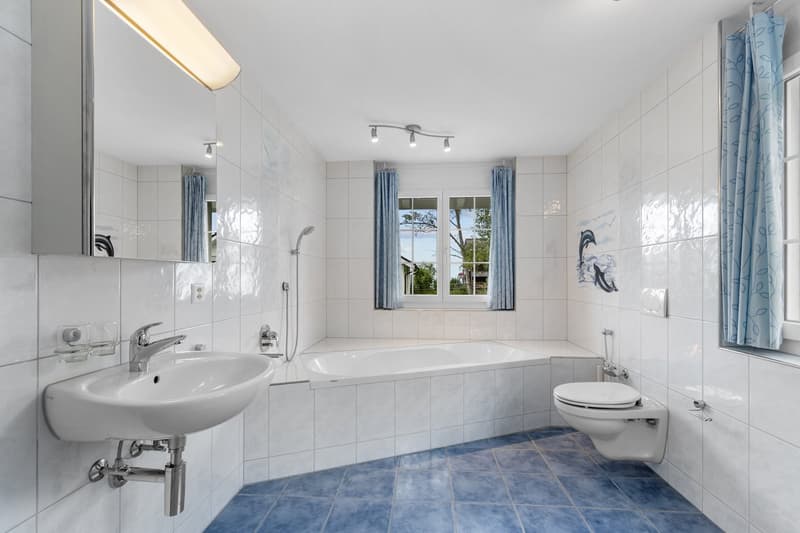 Badezimmer mit Eckbadewanne/Dusche/Lavabo/Toilette im OG