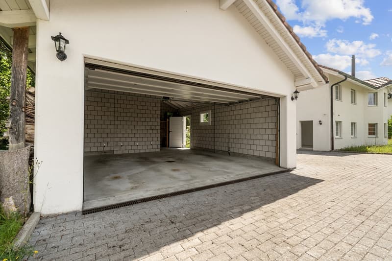 Doppelgarage mit angrenzendem offenem Stauraum