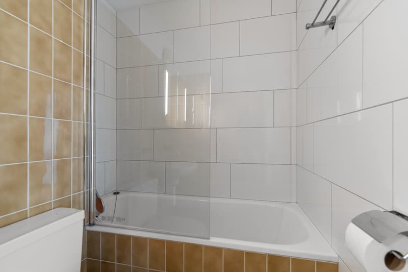 Badezimmer mit Badewanne / Dusche