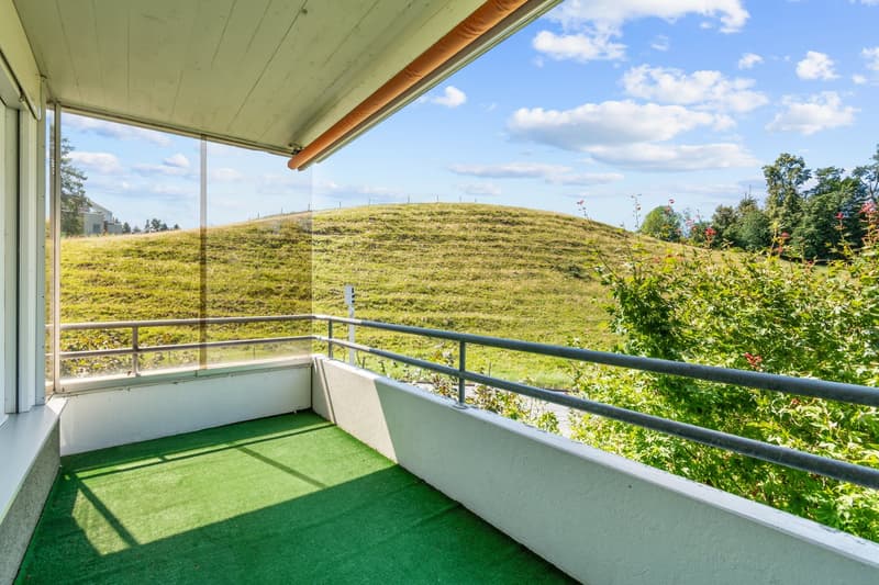Balkon mit seitlicher Verglasung