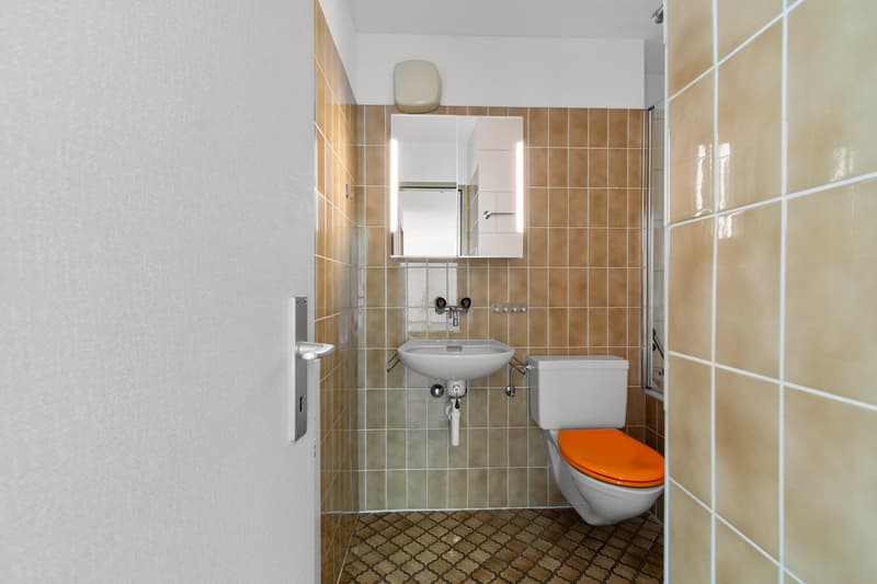 Badezimmer mit Badewanne / Dusche
