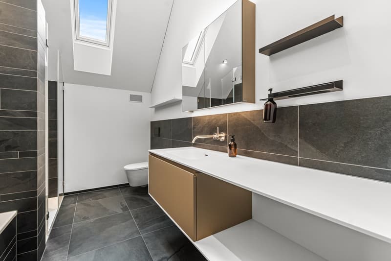 Badezimmer mit Badewanne, Dusche und Designer Waschbecken