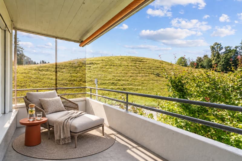 Balkon mit seitlicher Verglasung / Möblierungsvorschlag