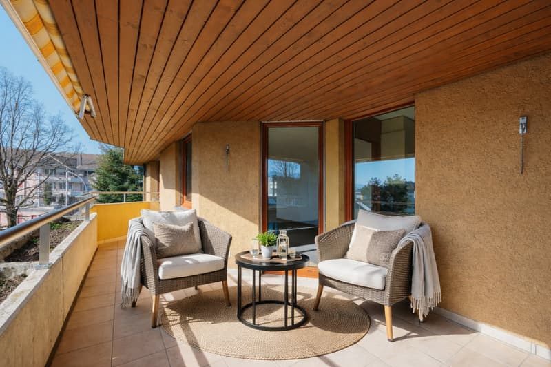 Grosser, gedeckter Balkon / Möblierungsvorschlag