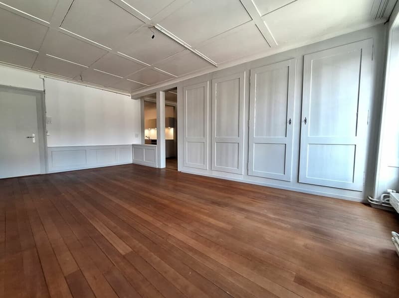 Appartement de style de 4,5 pièces dans un immeuble ancien à Aarberger Stedtli! (2)